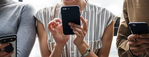 Menschen mit Smartphone