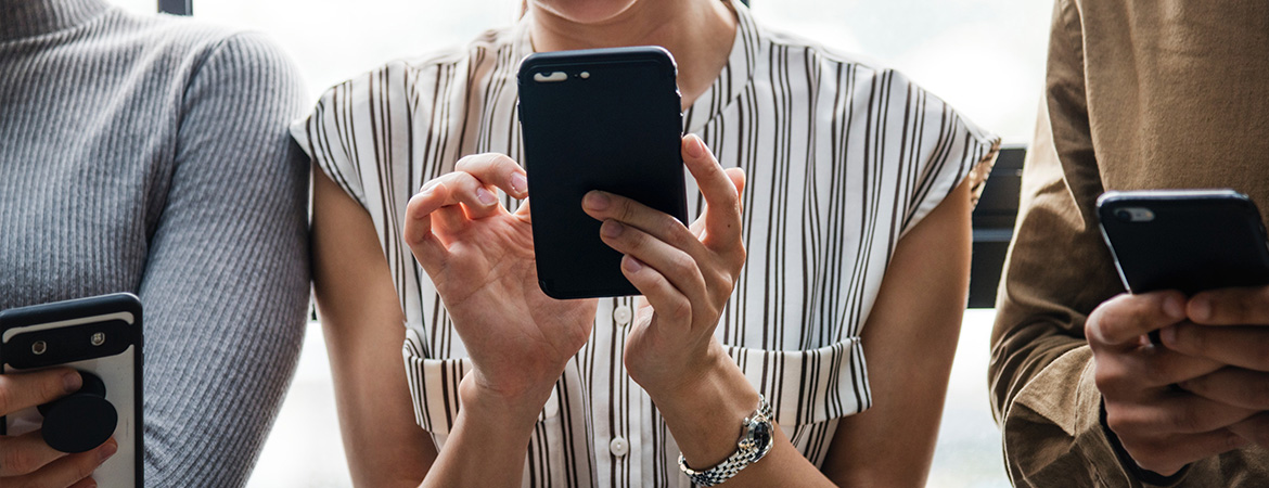 Menschen mit Smartphone